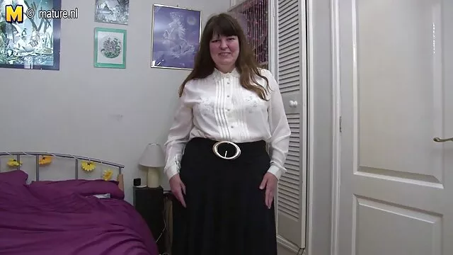 Porno Geen registratie  Een paar informele lesbiennes doen sex filmpjes trio anilingus op de bank.