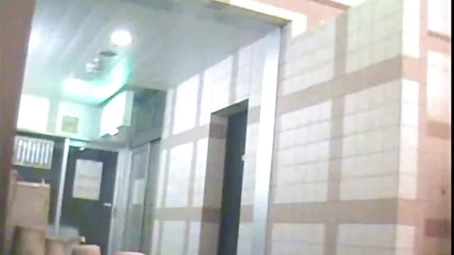 Porno Geen registratie  Blonde vaginale masturbatie met een fles wijn in de slaapkamer gratis sex filmpjes