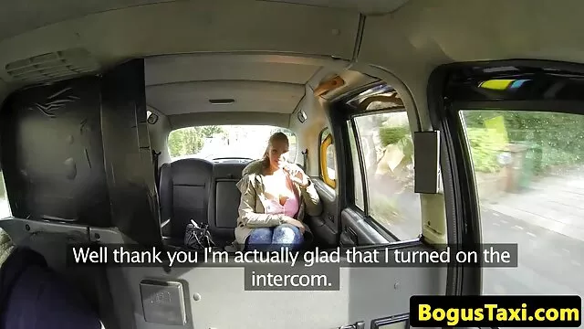 Porno Geen registratie  Busty moeder uit de badkamer en geeft een pijpbeurt aan erotische sex filmpjes een kale hahal, en geeft haar pus