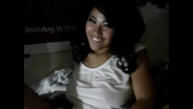 Porno Geen registratie  Slim brunette seks in twee lullen op een witte bank gratis sexfilmpjes online