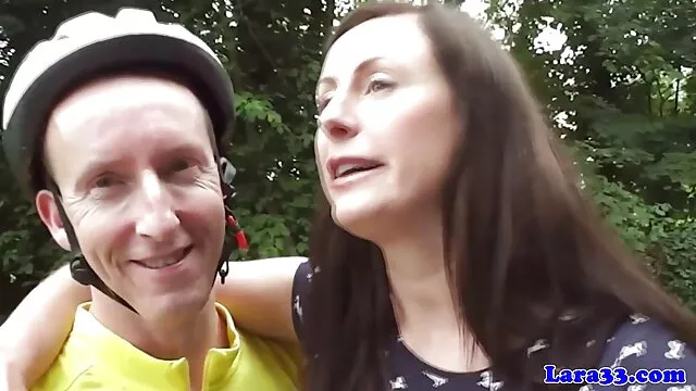 Porno Geen registratie  Een mooie vrouw in een korte jurk wandelend over het voetgangersgebied gratis sexfilmpjes beffen en per ongeluk schijnt met brede billen