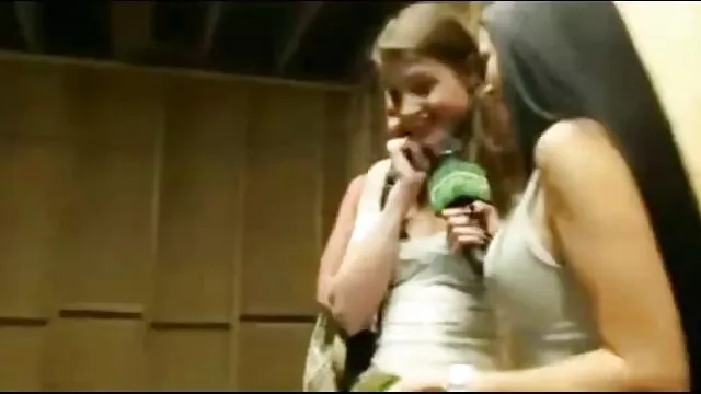 Porno Geen registratie  MILF speelt kont in de anale sexfilmpjes badkamer