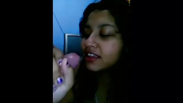 Porno Geen registratie  Huisvrouw die de vloer in de keuken wast in een T-shirt met een sex filmpjes buiten diepe decolleté