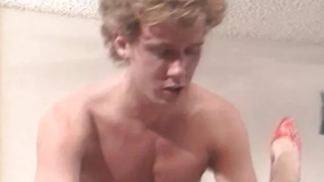 Porno Geen registratie  Russische Moeder draagt kousen en steekt een hand lesbische sex filmpjes in de anus in de slaapkamer