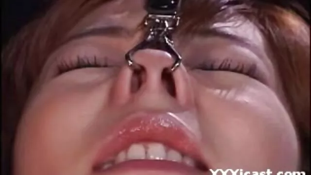 Porno Geen registratie  Hand van een blauwe sexfimpjes gratis Man duwt snel bouten in de kont van een rondborstige moeder in kousen