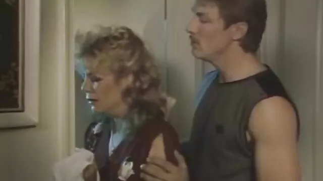 Porno Geen registratie  Geile Latina met brede kont buiten sex filmpjes en zijn vriend springen een pet op de pik liefhebber