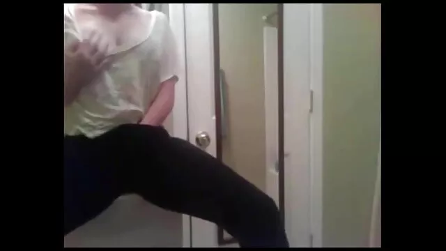 Porno Geen registratie  Brunette doet een prachtige pijpbeurt terwijl ze op sex filmpjes amateurs haar knieën zit.