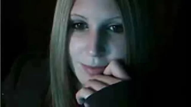 Porno Geen registratie  Russisch meisje in een trouwjurk om zich uit te kleden in het sex filmpjes buiten bos.