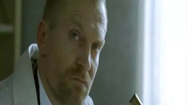 Porno Geen registratie  Een man met een grote penis die een blondje neukt met een bril op de tafel. gratis sex filmpjes gratis