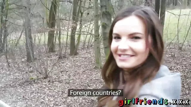 Porno Geen registratie  Een blauwe sexfilmpjes online berjins vrouw bij het bed, streelend tussen haar benen.