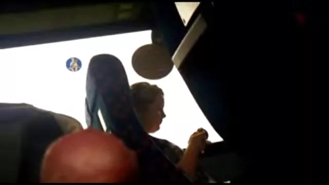 Porno Geen registratie  MILF met enorme ogen die de fallus gay sexfilmpjes inslikken, geschoren naast het bed.