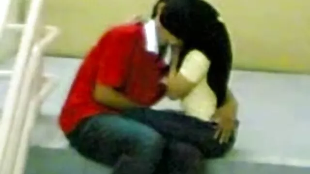 Porno Geen registratie  Skinny gratis sexfilmpjes kijken man gebruikt een rubberen lul en glazen dildo om op tafel te masturberen.