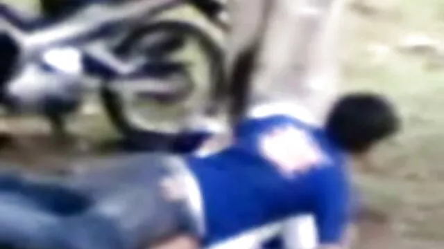 Porno Geen registratie  Meisje dat lul trekt naar haar vriend met haar voeten gratis geile sexfilmpjes en handen