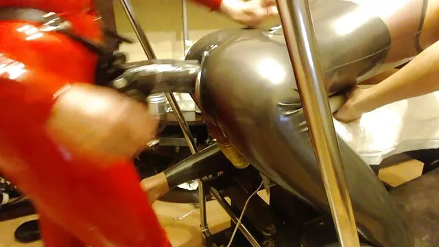 Porno Geen registratie  MILF met zwart haar heerlijke sex filmpjes keel in een hotelkamer