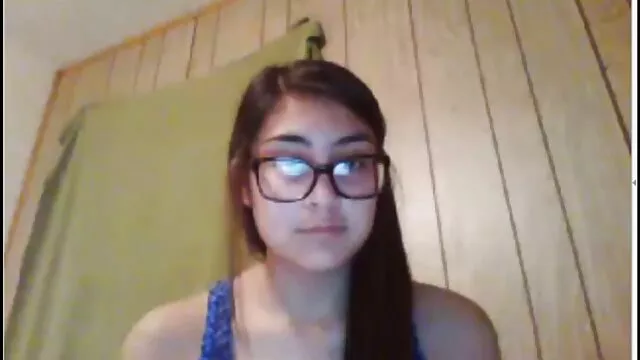 Porno Geen registratie  Naakte moeder trekt zich langzaam af van een dikke shaker boner korte sex filmpjes voordat ze naar bed gaat en haar handen vuil maakt in haar sperma.