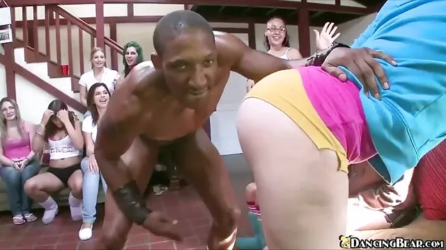 Porno Geen registratie  Jonge blonde gaf de Man oma sex filmpjes een streling en neukte hem dan.