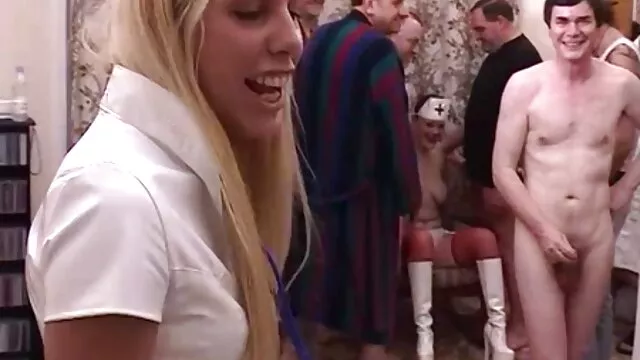 Porno Geen registratie  Meisje met hoge hollandse sex filmpjes hakken geeft een boer in alle gaten