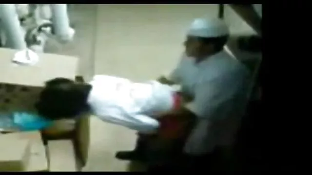 Porno Geen registratie  Jonge vrouw in sexy leotard en grote anale sex filmpjes kont wordt geneukt door een man in doggy style