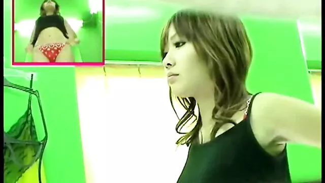 Porno Geen registratie  Slanke brunette anale sexfilmpjes in bikini die natuurlijk poseert